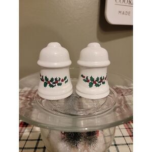 Ceramic Christmas Holly‎ Berry Salt and Pepper Shaker Set. 3" Tall